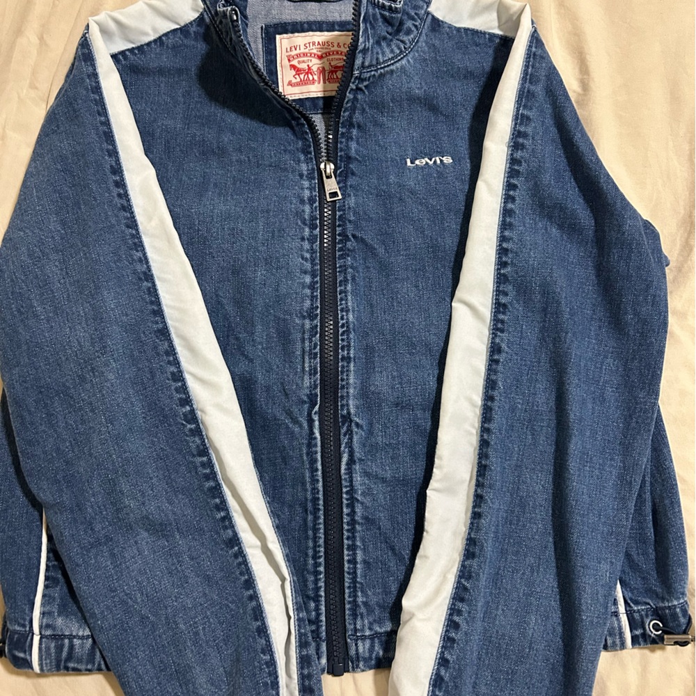 Women’s Levi’s denim jacket.